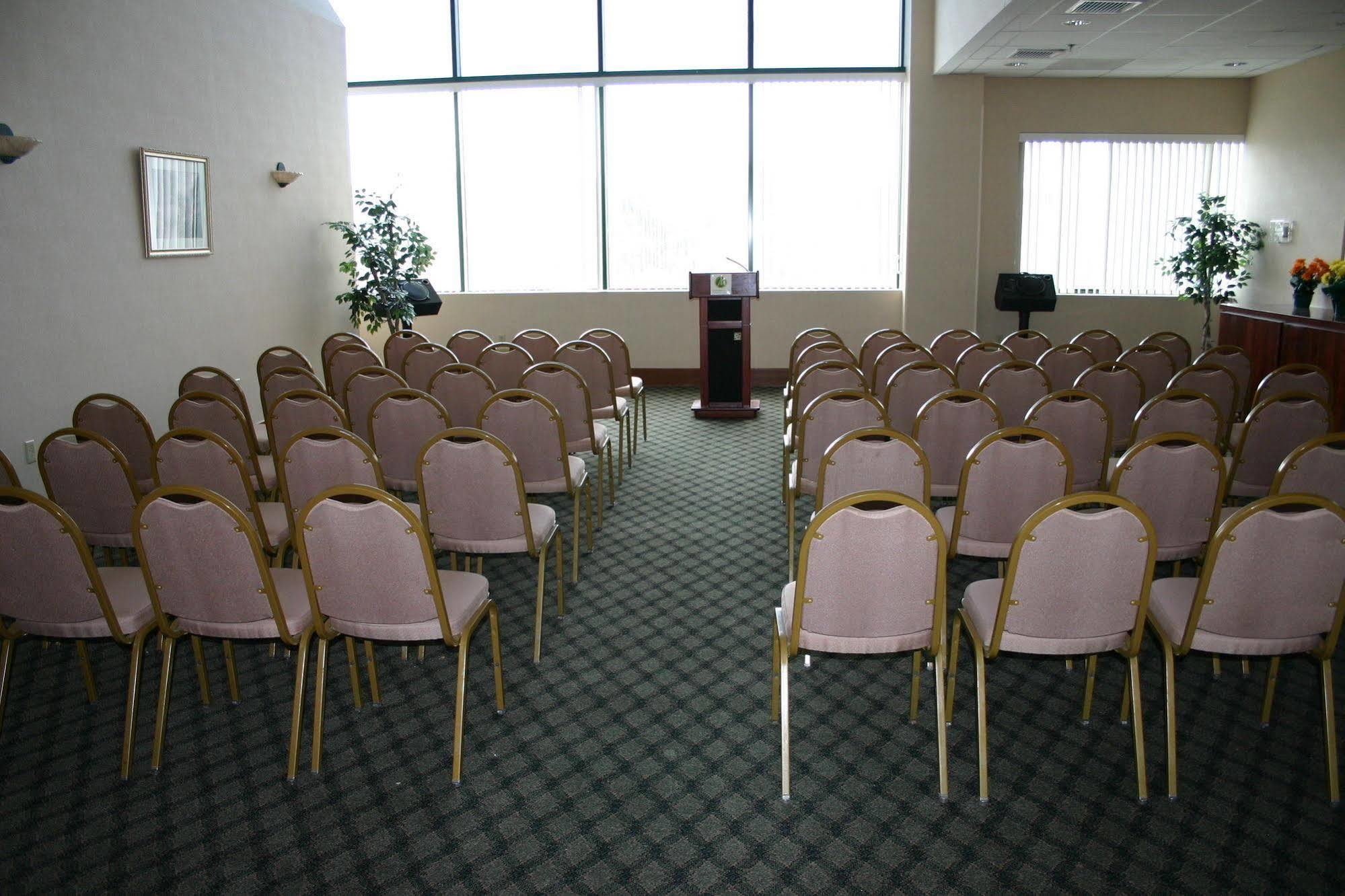 Maron Hotel & Suites Danbury Exterior foto